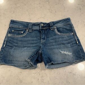 Buckle Daytrip Capricorn Sz 28 Denim Distressed 4" Inseam Stretchy Low Rise